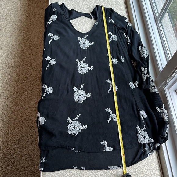 Free People Black mini dress with white embroidered rosette’s open back size M - Picture 13 of 14